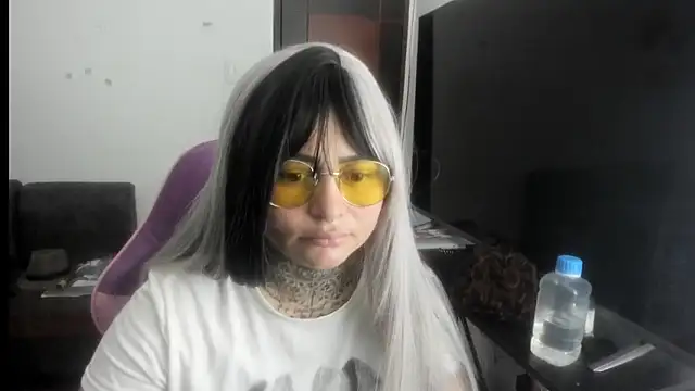 Snapshot of romina23 chatting on May 19, 10:27 pm romina23 online show from May 19, 10:27 pm