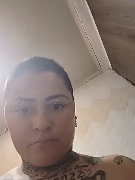 Snapshot of romina23 chatting on May 23, 2:10 pm romina23 online show from May 23, 2:10 pm