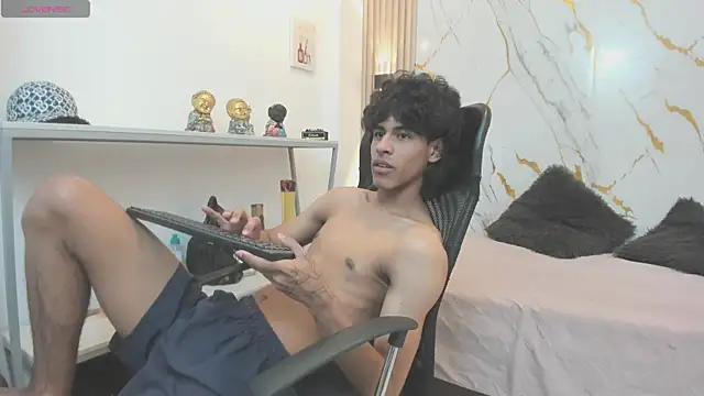 Snapshot of Zayn_Fox32 chatting on May 7, 7:19 pm Zayn Fox32 online show from May 7, 7:19 pm