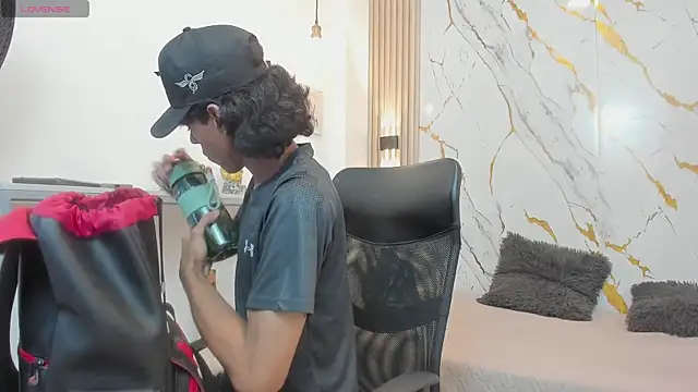 Snapshot of Zayn_Fox32 chatting on May 20, 7:09 pm Zayn Fox32 online show from May 20, 7:09 pm