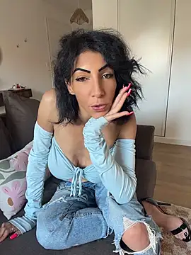 Snapshot of Yasmiinee chatting on May 22, 5:40 pm Yasmiinee online show from May 22, 5:40 pm