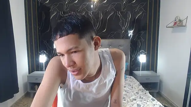 PhillipCox online show from May 25, 12:44 pm