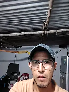 chicolargo17 online show from May 10, 11:10 pm