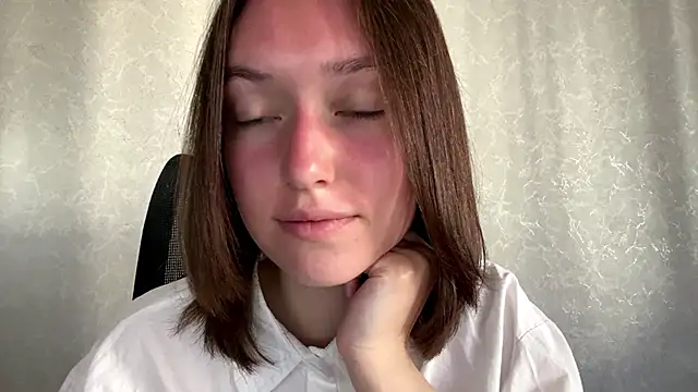 Snapshot of LisaSunrise chatting on May 2, 1:32 am LisaSunrise online show from May 2, 1:32 am