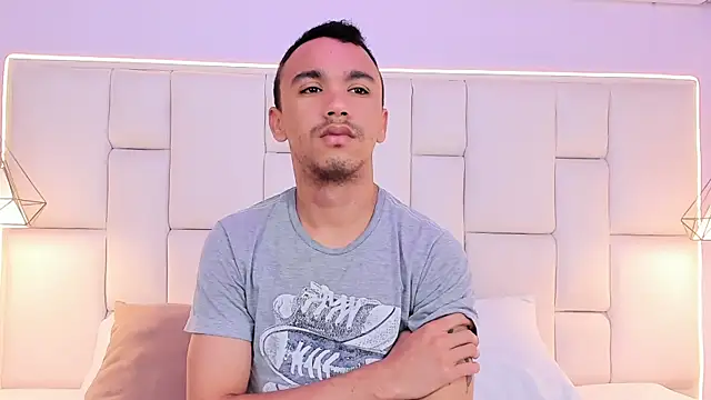 AndresSolorzano1 online show from May 2, 11:26 am