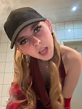 Snapshot of Lina-420 chatting on April 30, 8:15 pm Lina-420 online show from April 30, 8:15 pm