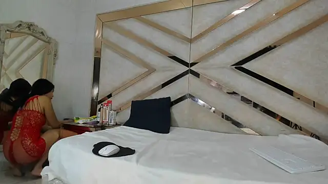 Snapshot of AuroraHoney32 chatting on May 19, 11:55 pm AuroraHoney32 online show from May 19, 11:55 pm