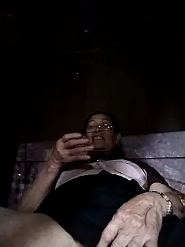 Snapshot of mouth22 chatting on May 4, 8:10 am mouth22 online show from May 4, 8:10 am