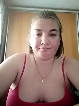 Snapshot of MiyaOlliver chatting on May 11, 7:25 am MiyaOlliver online show from May 11, 7:25 am