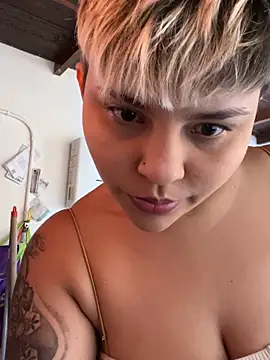 A CURVY HOT online show from May 20, 2:45 pm