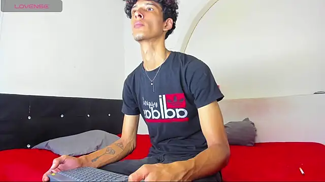liammendoza98 online show from May 4, 11:17 am