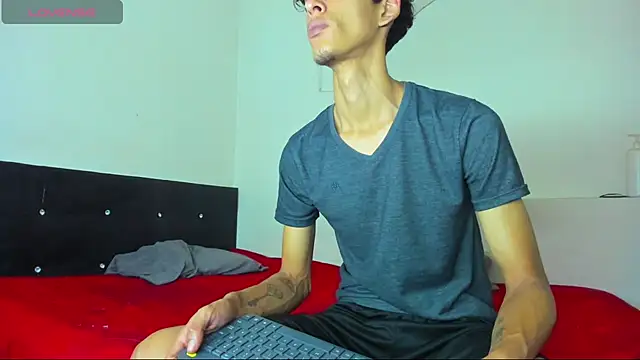 liammendoza98 online show from May 12, 11:51 am