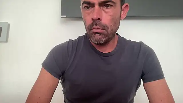 Snapshot of Riccardo86xx chatting on April 27, 7:39 am Riccardo86xx online show from April 27, 7:39 am