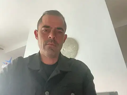 Snapshot of Riccardo86xx chatting on May 17, 4:21 am Riccardo86xx online show from May 17, 4:21 am