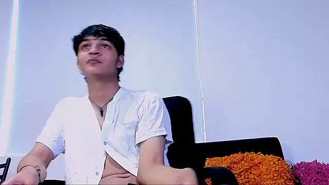 Snapshot of SahirCharm chatting on May 26, 11:28 am SahirCharm online show from May 26, 11:28 am