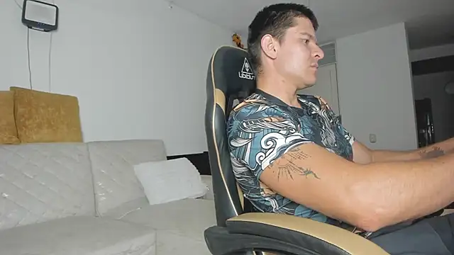 Snapshot of felipe_fitness chatting on May 8, 11:54 pm felipe fitness online show from May 8, 11:54 pm