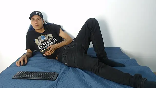 Snapshot of cameronsilverman chatting on April 29, 8:59 pm cameronsilverman online show from April 29, 8:59 pm
