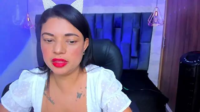 Snapshot of ChloeSmith9 chatting on May 19, 8:04 pm ChloeSmith9 online show from May 19, 8:04 pm