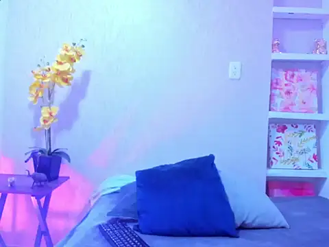 Snapshot of ChloeSmith9 chatting on May 25, 8:04 pm ChloeSmith9 online show from May 25, 8:04 pm