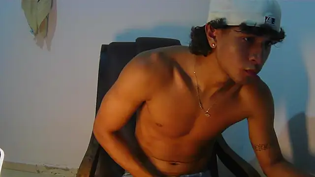 Snapshot of Hansel_take chatting on May 27, 1:57 am Hansel take online show from May 27, 1:57 am