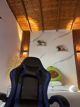 Snapshot of catalina_lafer chatting on May 20, 12:33 pm catalina lafer online show from May 20, 12:33 pm
