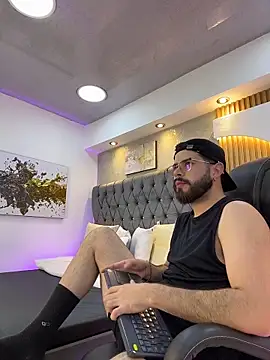 DomBoy  online show from May 21, 8:05 pm