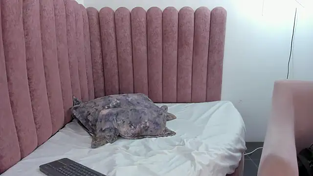 CoralRuiz online show from May 5, 8:06 pm