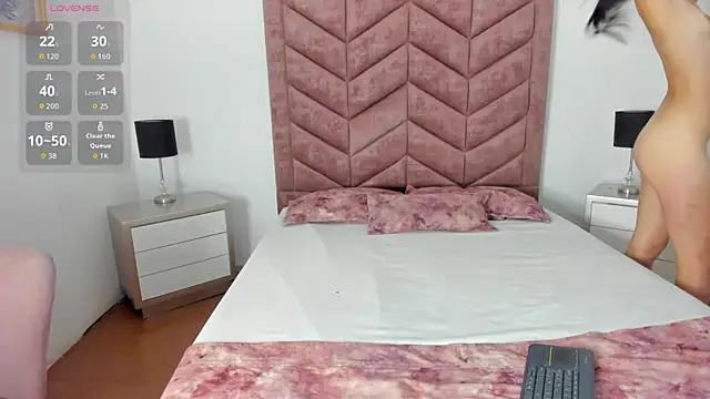 CoralRuiz online show from May 24, 8:14 pm