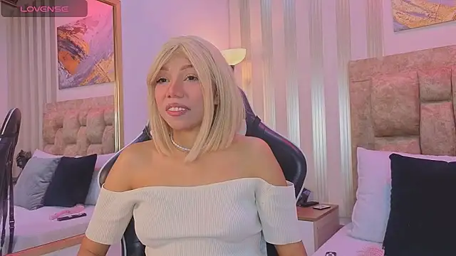 Snapshot of lilith_pink__ chatting on May 22, 4:30 am lilith pink online show from May 22, 4:30 am