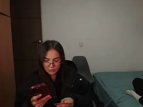 Snapshot of abbyyandmaxx chatting on May 8, 12:27 am abbyyandmaxx online show from May 8, 12:27 am