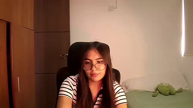 Snapshot of abbyyandmaxx chatting on May 18, 4:57 pm abbyyandmaxx online show from May 18, 4:57 pm