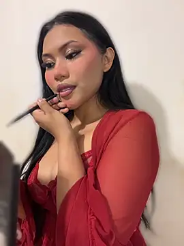 Snapshot of MaddyRossx chatting on May 29, 6:11 am MaddyRossx online show from May 29, 6:11 am