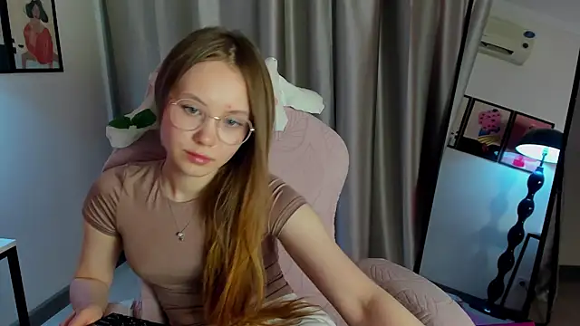 FloraLarsson online show from May 7, 3:50 pm