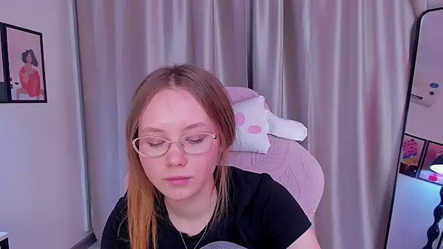 FloraLarsson online show from May 8, 4:45 pm