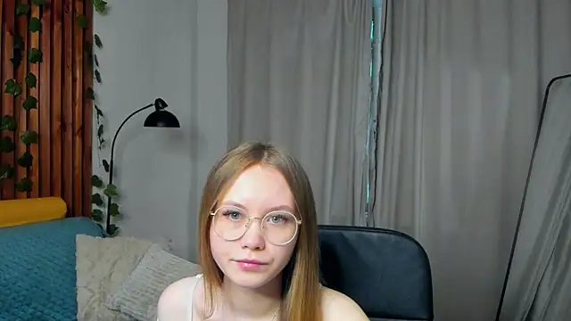 FloraLarsson online show from May 14, 3:35 am