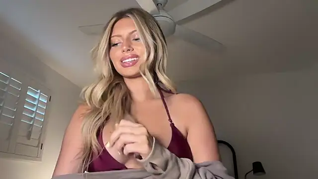 Snapshot of Summerclarke chatting on May 19, 1:44 am Summerclarke online show from May 19, 1:44 am