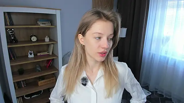 Snapshot of katemossse chatting on May 4, 8:32 am katemossse online show from May 4, 8:32 am
