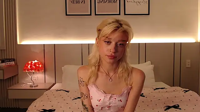 Snapshot of BlondyLi chatting on May 6, 1:14 am BlondyLi online show from May 6, 1:14 am