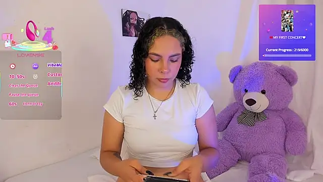 Snapshot of Violetta_cam_ chatting on May 23, 2:28 am Violetta cam online show from May 23, 2:28 am