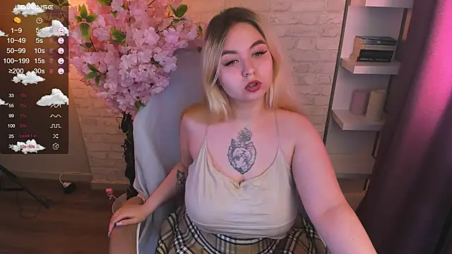 green eye twinkle online show from May 17, 1:29 pm