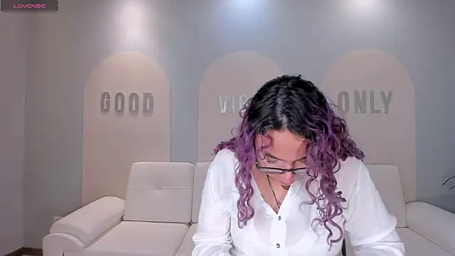 Snapshot of LoiseHarper chatting on May 3, 5:30 pm LoiseHarper online show from May 3, 5:30 pm