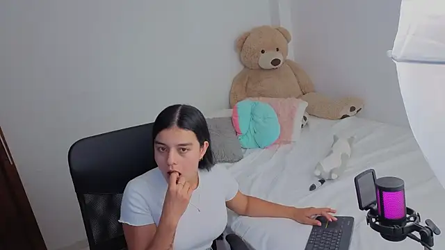 Snapshot of valerihouse_ chatting on May 5, 1:02 am valerihouse online show from May 5, 1:02 am