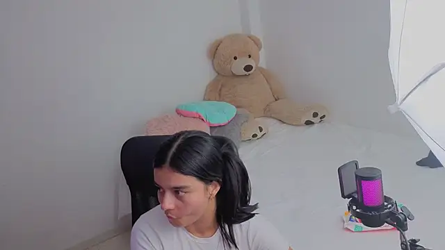 Snapshot of valerihouse_ chatting on May 7, 12:49 am valerihouse online show from May 7, 12:49 am