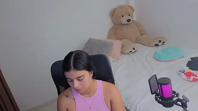 Snapshot of valerihouse_ chatting on May 9, 2:39 am valerihouse online show from May 9, 2:39 am