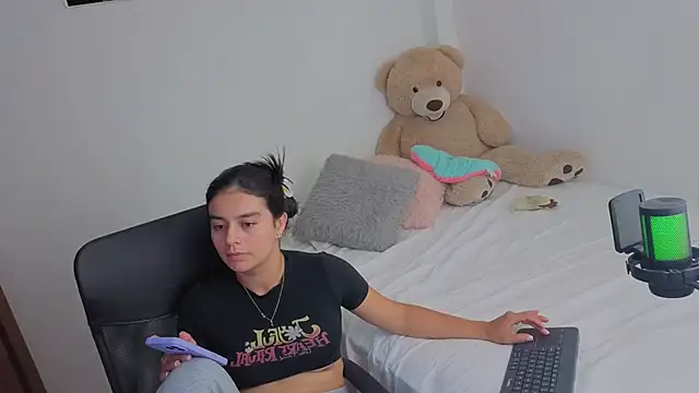 Snapshot of valerihouse_ chatting on May 20, 12:39 am valerihouse online show from May 20, 12:39 am