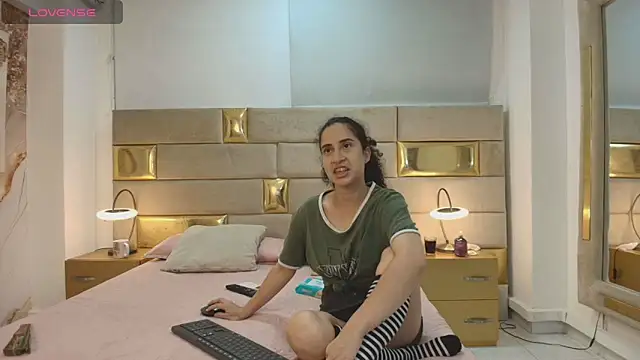 Snapshot of LudoviccaMark chatting on May 26, 8:27 pm LudoviccaMark online show from May 26, 8:27 pm