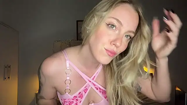 Snapshot of sweetemma_x chatting on May 10, 2:06 am sweetemma x online show from May 10, 2:06 am