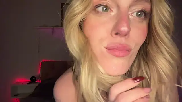 Snapshot of sweetemma_x chatting on June 26, 2:05 am sweetemma x online show from June 26, 2:05 am