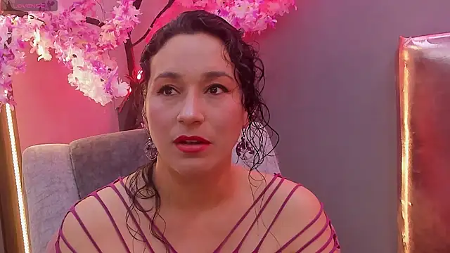 Snapshot of Elizabeth_bennett chatting on June 16, 9:17 pm Elizabeth bennett online show from June 16, 9:17 pm