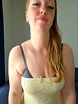 Snapshot of SweetGermanAlina chatting on May 1, 1:16 pm SweetGermanAlina online show from May 1, 1:16 pm
